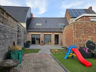 In hartje Zarren op wandelafstand van diverse handelzaken treffen we deze totaalgerenoveerde woning aan.Het betreft een vernieuwbouw van 2023, die...