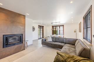 <p><span>Afspraak BEZOEKDAG ENKEL telefonisch via Jari Wante op 0470 211 482.</span></p><p><span> </span></p><p><span>Ontdek deze prachtige lichtrijke woning, pas gerenoveerd en zeer gunstig gelegen op een perceel van 870m². De woning biedt een bewoonbare oppervlakte van 167 m² en is gelegen nabij alle voorzieningen zoals scholen, winkels en openbaar vervoer, en met een vlotte verbinding naar invalswegen. </span></p><p><span> </span></p><p><span>De indeling is als volgt: centrale inkomhal met gastentoilet, gezellige leefruimte met veel lichtinval, vervolgens vinden we de ruime keuken met aanpalende veranda. Op de eerste verdieping vindt u 3 slaapkamers, een bureau en een badkamer die voorzien is van een dubbel badkamermeubel, inloopdouche en tweede toilet. Bovendien beschikt deze woning ook over een ruime zolder en een grote garage met elektrische poort.</span></p><p><span> </span></p><p><span>Een grote troef van deze woning is de sfeervolle tuin waar u kan ontspannen en genieten van de rust. </span></p><p><span> </span></p><p><span>EPC: 208 kWh/m²jaar – Label C</span></p><p><span>Cv op gas (HR-ketel)</span></p><p><span>14 zonnepanelen (5.000 Wpiek)</span></p><p><span>Thuisbatterij 10kw</span></p><p><span>KEI conform</span></p><p><span>RW 7.500l én diepteput</span></p><p><span> </span></p><p><span>Deze woning is een ABSOLUTE TOPPER voor starters, gezinnen of investeerders. </span></p><p><span>VOOR DE SNELLE BESLISSERS!!</span></p><p><span> </span></p><p><span>Alle documenten en plannen zijn raadpleegbaar op de website www.immo-zone.be</span></p><p><span> </span></p>