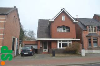 Centraal gelegen woning bestaande uit inkomhall, leefruimte, keuken, veranda, badkamer, kelder, 2 slaapkamers, zolder, garage, terras en tuin.EPC:...