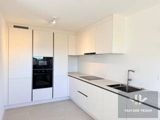 <strong>Dit appartement is onmiddellijk beschikbaar!<br />Vaste maandelijkse kosten: € 60,00<br />Maandelijkse provisie verwarming: € 65,00 (je hebt zelf geen gascontract nodig!)<br />Ondergrondse garage moet mee worden gehuurd aan € 85,00 per maand!</strong><br /><br />100% GERENOVEERD APPARTEMENT MET 2 SLAAPKAMERS OP TOPLOCATIE<br />LICHT, RUIMTE EN UITZICHT OP GROEN<br /> <br /><strong>Locatie</strong> - Dit appartement geniet een uitstekende ligging op wandelafstand van het stadscentrum en vlak bij het Kapermolenpark. Hier combineer je rust en bereikbaarheid met het beste van de stad binnen handbereik.<br />Vanuit de leefruimte kijk je uit op een groen park met speeltuin – een zeldzame troef die zorgt voor een echt “buitengevoel” midden in de stad.<br /> <br /><strong>Residentie</strong> - Gelegen in een bijzonder rustige en verzorgde residentie, die met grote betrokkenheid wordt beheerd. De aanwezigheid van een interne syndicus garandeert een nauwgezet beheer en een aangename woonomgeving.<br /> <br /><strong>Appartement</strong> - Dit lichtrijke appartement van ca. 100 m² + 2 terrassen werd volledig gestript en hoogwaardig gerenoveerd:
<ul>
	<li>Nieuwe leidingen, elektriciteit en sanitair</li>
	<li>Stijlvolle vloeren doorheen het volledige appartement</li>
	<li>High-end keuken met alle ingebouwde toestellen</li>
	<li>Professioneel geschilderd en instapklaar afgewerkt</li>
	<li>Inclusief verlichtingsarmaturen</li>
</ul>
Daarnaast beschikt het appartement over een praktische kelderberging.<br /><br />Word jij de nieuwe bewoner van dit prachtig appartement? Surf naar www.vdv-vanderveken.be, kies bij “TE HUUR” voor dit pand en vul de kandidatenfiche in (klik in het gouden balkje op “Ik wil dit pand graag huren!”). Wij contacteren je voor een afspraak! 