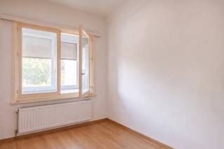 <p><strong>Sommige plekken hebben gewoon alles mee. De Diksmuidelaan is er daar zo eentje van. Je woont hier centraal in Berchem, met winkels, horeca en openbaar vervoer vlakbij - én Berchem Station in de buurt. Op de hoek ligt de overheerlijke Trattoria Di Pepe en aan de andere kant Oktober, de koffiebar die de buurt meteen een extra dosis leven geeft. En… natuurlijk ook dit lichtrijke appartement van 73 m² op jou. Een fijne plek met een ruime leefruimte, een halfopen keuken en een slaapkamer waar je alle ruimte hebt om er je eigen thuis van te maken. Kom binnen…</strong></p><p><strong>Binnenkomen en meteen verder</strong></p><p>Via de inkomhal kom je het appartement binnen. Die brengt je rechtstreeks naar de leefruimte, en daar merk je meteen dat dit geen hokje is waar je je meubels rond één tafel moet puzzelen. De ruimte heeft een leuke vorm en biedt daardoor verschillende mogelijkheden om te wonen, eten en ontspannen. De grote raampartijen zorgen bovendien voor een fijne hoeveelheid daglicht.</p><p><strong>Halfopen, helemaal gezellig</strong></p><p>Aansluitend op de leefruimte ligt de halfopen keuken. Zo heb je tijdens het koken nog altijd contact met de rest van de ruimte, zonder dat alles wat zich in de keuken afspeelt meteen het hele appartement overneemt. Een praktische indeling dus, met de keuken mooi verweven in de leefruimte.</p><p><strong>Twee kamers, veel mogelijkheden</strong></p><p>De slaapkamer is ruim en biedt voldoende plaats voor een bed en extra meubels. De tweede kamer kan dienen als bureau, dressing of extra slaapkamer. </p><p><strong>Even naar de badkamer</strong></p><p>De badkamer beschikt over een douche, wastafel en toilet. Alles wat je nodig hebt, ligt hier gezellig binnen handbereik. Tof!</p><p><strong>Alles netjes opgeborgen</strong></p><p>Beneden hoort bij het appartement nog een privatieve kelderberging. Handig voor fietsen, dozen, voorraad en alle andere spullen die je liever niet permanent in je leefruimte laat rondzwerven. Ook fijn om weten: de gemeenschappelijke kosten van het gebouw zijn laag.</p><p><strong>Een parkeerplek erbij?</strong></p><p>En wie wil, kan bij het appartement optioneel een autostaanplaats aankopen voor €20.000. Altijd een slimme investering.</p><p><strong>Zelf wonen of investeren?</strong></p><p>Dit appartement is momenteel verhuurd en kan daardoor ook interessant zijn voor wie op zoek is naar een investering. Het appartement beschikt over 73 m² en heeft twee slaapkamers.</p><p><strong>Verliefd? Antwerpen@ugly.be</strong></p>