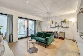 On the 2nd floor of the iconic “Edition” building, ideally located on Avenue Louise near the Châtelain district, we present a superb apartment with a surface area of approximately 50 m².<br />It offers an entrance hall with a guest toilet, a living area with an open kitchen of approximately 25 m² providing access to a 15 m² southwest-facing terrace, one bedroom, and a bathroom. Cellar included. Parking space available for €40,000.<br />Features include triple glazing, a fire-rated door, a low-energy building, and solar panels. Energy rating: B+. Electrical installation compliant. Free of occupancy upon deed.<br />Excellent location close to public transport, easily accessible by car, and near shops. You will be charmed by its prime location, brightness, and terrace. A visit is a must!