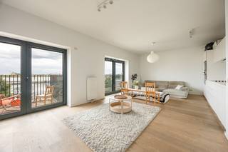 Op een toplocatie op het Eilandje vinden we dit modern en instapklaar 3 slpk appartement met terras en prachtig uitzicht over het Kempisch Dok.<br /><br /><strong>Ligging:</strong><br />Het appartement is gelegen op het populaire Eilandje, op wandelafstand van het MAS, gezellige restaurants, cafés, winkels en openbaar vervoer. Ook het centrum van Antwerpen is vlot bereikbaar.<br /><br /><strong>Indeling:</strong><br />Via de ruime inkomhal heeft u toegang tot de 3 slpks, een eerste badkamer met inloopdouche, een aparte berging, een apart toilet en de leefruimte.<br />De master bedroom beschikt over een eigen badkamer, voorzien van een badkamermeubel met dubbele lavabo en ligbad.<br />Verder beschikt het appartement over een ruime en lichtrijke woonkamer met open, volledig geïnstalleerde keuken. De keuken is voorzien van alle nodige toestellen en biedt voldoende werk- en opbergruimte.<br />Vanuit de leefruimte heeft u toegang tot het terras van ca. 5 m², waar u geniet van een prachtig panoramisch uitzicht over het Kempisch Dok.<br /><br />Bij het appartement hoort een ondergrondse autostaanplaats aan €100/maand. Daarnaast is er een beveiligde fietsenstalling aanwezig.<br />Gemeenschappelijke kosten €125 en provisie €125 (water + verwarming)<br /><br />BEZOEKDAG 25/9 van 17u-19u<br /><br /><strong>Troeven:</strong><br />Toplocatie op het Eilandje<br />3 slpks en 2 badkamers<br />Terras met uitzicht over het Kempisch Dok<br />Volledig geïnstalleerd en instapklaar<br />Zeer energiezuinig (BEN)<br />Ondergrondse autostaanplaats<br />Beveiligde fietsenstalling<br /><br /><span>Benieuwd naar meer? Neem contact op voor een bezichtiging via 03 225 00 68 of mail naar info@wellimmo.net</span>