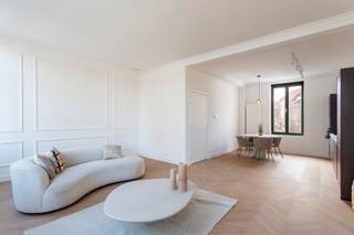 <p>In het hart van de geliefde Markgravebuurt, op wandelafstand van het park en met een vlotte verbinding naar alle invalswegen, bevindt zich dit volledig gerenoveerde duplexappartement op de tweede verdieping van een herenhuis. Hier staan modern wooncomfort, een doordachte indeling en energiezuinig wonen centraal.</p>
<p>Op de tweede verdieping komt u terecht in een ruime en lichtrijke leefruimte met open keuken, uitgerust met kwalitatieve inbouwtoestellen. De grote raampartijen zorgen voor een overvloed aan natuurlijk licht en creëren een aangename leefomgeving. De stijlvolle visgraatparket geeft de ruimte een warme en elegante uitstraling.</p>
<p>De derde verdieping beschikt over twee ruime slaapkamers en een stijlvolle badkamer met een royale inloopdouche en dubbele lavabo, ontworpen met oog voor comfort en functionaliteit.</p>
<p>Een absolute meerwaarde is het gezellige terras, waar u in alle rust kan genieten van de buitenlucht. Dit appartement is de ideale keuze voor wie op zoek is naar een energiezuinige, comfortabele woonst op een uitstekende locatie.</p>
<p>Interesse?<br />Contacteer LISTED voor een bezoek: +32 3 283 51 51.</p>