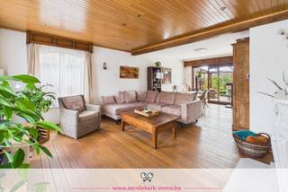 In het centrum én toch rustig wonen: in Maaseik is dat perfect mogelijk. <br />Deze goed onderhouden gezinswoning combineert een comfortabele, instapklare indeling met heel wat groeipotentieel. Ideaal voor wie vandaag wil genieten én morgen wil uitbreiden.<br /><br />Ruim, licht en aangenaam om in te leven<br />De inkomhal leidt je naar een lichtrijke leefruimte met een aparte zit- en eethoek. De aansluitende keuken is praktisch ingericht. Verder wacht in deze woning ook een veranda op jou: die doet het hele jaar dienst als extra leefruimte — met zicht op de tuin. Een echte troef.<br /><br />Gelijkvloers wonen op zijn best<br />Alles wat je nodig hebt, bevindt zich op het gelijkvloers: twee volwaardige slaapkamers en een badkamer. Comfortabel, drempelvrij en toekomstgericht. Geen trappen, geen gedoe — gewoon prettig wonen op één niveau.<br /><br />Groeimogelijkheden <br />De niet-afgewerkte zolderverdieping biedt volop potentieel. Denk aan extra slaapkamers, een thuiskantoor, een hobbyruimte — de ruimte is er, de invulling is aan jou.<br /><br />Een perceel om van te genieten<br />Je beschikt over een perceel van maar liefst ca. 940 m². Een ruime tuin die uitnodigt tot jouw eigen aanpak, aangevuld met een oprit en garage voor voldoende parkeermogelijkheden.<br /><br />Solide woning, geen renovatieverplichting<br />Gebouwd in 1989 en steeds zorgvuldig onderhouden. De woning beschikt bovendien over een EPC-label D. Geen renovatieverplichting dus — maar wie wil, kan stap voor stap investeren in een nog energiezuinigere toekomst.<br /><br />Enthousiast? Contacteer ons vandaag nog voor een bezichtiging en ontdek het potentieel van deze woning met eigen ogen.