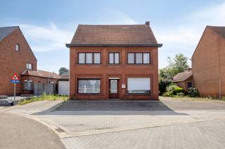 Bekijk ook zeker de 3D virtuele tour en krijg zo nog beter een beeld van wat deze woning u te bieden heeft.Deze woning, gelegen op een goede locatie...