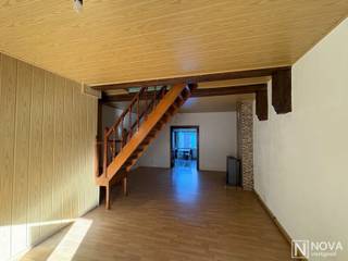 Deze op te frissen woning bestaat uit een inkom met vestiaire, grote woonkamer, keuken en badkamer.Op de bovenverdieping bevinden zich 2 ruime...