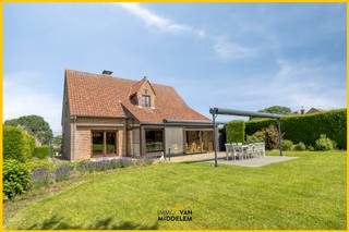 <strong>Immo Van Middelem verkoopt deze zéér goed onderhouden, op te frissen woning met 4 kamers, bureau, inpandige garage, veranda, terras en grote tuin op een perceel van +/- 12a24ca. </strong><br /><br />Zeer gunstige ligging m.b.t. mobiliteit: kort bij een belangrijke invalsweg (Ninoofsesteenweg) zodat u in minder dan 15 min. in Brussel staat. Ook de busverbindingen van De Lijn (Brussel/Ninove) en de (school)bussen naar Lennik, Dilbeek en Ternat bevinden zich op wandelafstand.<br /><br />De indeling is als volgt: <br />- GELIJKVLOERS: inkomhal, WC, 1 kamer/bureau, living (salon & eetplaats) met schuifraam dat toegang biedt tot het terras en de tuin, keuken, garage. <br />- 1e VERDIEPING: nachthal, WC, badkamer, 3 kamers, 1 kinderkamer/bureau.<br />- KRUIPKELDER<br />- Bijgebouw: ruim tuinhuis.<br /><br />Verwarming op elektriciteit. Elektrische zonneluifels.<br />EPC: 442 kWh/m.jaar - Label E (UC: 3897297) met renovatieverplichting binnen 6 jaar na akte.<br />Vrij bij akte.