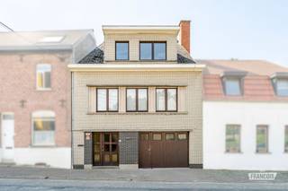 In Zottegem bevindt zich deze ruime en lichtrijke bel-etagewoning met drie slaapkamers, inpandige garage en een zonnige tuin. Met EPC-label B en een conforme elektrische installatie zijn de belangrijke energetische werken reeds uitgevoerd. De woning biedt dan ook een uitstekende basis om verder naar eigen smaak af te werken.<br /><br />Op het gelijkvloers bevinden zich een ruime inkomhal, de inpandige garage en twee praktische bergruimtes.<br /><br />De eerste verdieping vormt het hart van de woning en omvat een lichtrijke leefruimte, keuken, berging en afzonderlijk toilet. Van hieruit heeft u rechtstreeks toegang tot de zonnige tuin, die mooi aansluit op het niveau van de leefruimtes.<br /><br />Op de tweede verdieping bevinden zich drie slaapkamers en een badkamer die nog naar eigen smaak ingericht kan worden. Een zolder, bereikbaar via een valluik, zorgt voor extra bergruimte.<br /><br />Interesse? Neem gerust contact op voor meer informatie of om een bezoek in te plannen.<br /><br />Benieuwd naar de waarde van uw eigen woning? Vraag uw vrijblijvende waardebepaling aan via stefanie@immofrancois.be.<br /><br />