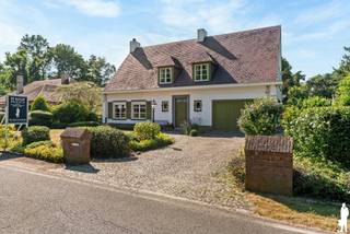 <p><strong>vrijstaande woning met tuin en inpandige garage te Schiplaken. (Boortmeerbeek)</strong></p>
<p>Ontdek deze <strong>ruime, goed onderhouden, vrijstaande woning</strong>, rustig gelegen aan de <strong>Mercatorlaan 17 in Schiplaken (Boortmeerbeek)</strong>, vlak bij het BLOSO-domein van Hofstade. De woning is gelegen op een perceel van 1.083 m² en combineert een praktische indeling met veel woonruimte, een prachtige groene tuin en een aangename, rustige ligging. <br /><strong>Mits de nodige modernisatie en renovatie </strong>is deze woning een echte parel met een prima ligging.</p>
<p>De woning werd steeds <strong>met de grootste zorg onderhouden</strong> en beschikt over een <strong>bewoonbare oppervlakte van 348 m²</strong>. <br />Dankzij de raampartijen geniet u van een aangename natuurlijke lichtinval en versterken het open ruimtegevoel doorheen de woning.</p>
<p><strong>Indeling:</strong></p>
<p>Bij het betreden van de woning komt u binnen in een <strong>ruime inkomhal</strong> met ingebouwde vestiairekasten en een afzonderlijk gastentoilet.</p>
<p>De lichtrijke leefruimte bestaat uit een gezellige zithoek en eetplaats en sluit aan op de <strong>ruime keuken</strong>. Vanuit de leefruimte heeft u via een groot schuifraam toegang tot de <strong>veranda</strong>. Deze vormt een aangename verlenging van de leefruimte en biedt rechtstreeks toegang tot het <strong>terras en de tuin</strong>, waardoor binnen en buiten mooi in elkaar overvloeien.</p>
<p>Aansluitend aan de keuken bevindt zich een praktische <strong>wasplaats/berging</strong>. Van hieruit heeft u toegang tot de tuin, de <strong>inpandige garage</strong> en een bijkomende bergruimte voor tuinmateriaal, die eveneens rechtstreeks toegang biedt tot de tuin. Vanuit de garage is er via een vaste trap ook nog een kamer bereikbaar (ideaal als werkplaats of bureel) en ook nog een zolder, die extra opbergruimte biedt.</p>
<p><strong>Eerste verdieping:</strong></p>
<p>Op de eerste verdieping bevinden zich:</p>
<ul>
<li><strong>3 volwaardige en ruime slaapkamers</strong></li>
<li>Een afzonderlijk toilet</li>
<li>Een <strong>badkamer met inloopdouche en dubbel lavabomeubel</strong></li>
</ul>
<p><strong>Buitenruimte:</strong></p>
<p>Een belangrijke troef van deze woning is de <strong>ruime, volledig omheinde tuin</strong>, waar u in alle rust en privacy kunt genieten van de groene omgeving.</p>
<p>Achteraan het eigendom bevindt zich bovendien nog een <strong>bouwgrond (goedgekeurde verkaveling) </strong>die momenteel mee geïntegreerd is in de tuin en <strong>optioneel </strong>mee kan verkocht worden. Dit biedt eventueel een interessante bijkomende troef en verschillende mogelijkheden naar de toekomst toe.</p>
<p>Aan de voorzijde beschikt de woning over een verzorgde voortuin en een <strong>oprit met parkeergelegenheid</strong>.</p>
<p><strong>Ligging:</strong></p>
<p>De woning geniet van een <strong>rustige en groene ligging in Hever</strong>, met natuur- en recreatiemogelijkheden in de nabije omgeving en het BLOSO-domein van Hofstade vlakbij. Tegelijkertijd zijn winkels, scholen, openbaar vervoer en belangrijke verbindingswegen vlot bereikbaar.</p>
<p>Een <strong>ruime, instapklare gezinswoning </strong>met voldoende privacy, een centrale ligging, een praktische indeling en tal van mogelijkheden.<br /><br />Vragen en/of een bezoek ter plaatse, aarzel niet en neem vandaag nog contact op met ons kantoor te Keerbergen via 016/41 51 51 of mail naar Keerbergen@deboerenpartners.be</p>