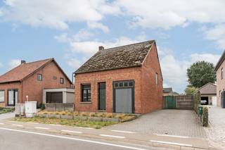 Deze te renoveren woning is gelegen in Dessel op slechts 1,4 km van het centrum van Dessel.<br /><br />De woning bestaat op het gelijkvloers uit een voorkamer, een leefruimte, een keukenruimte en een badkamer met toilet, lavabo en douche.<br />Op de eerste verdieping zijn er 2 slaapkamers.<br /><br />Het rechter gedeelte van de woning kan perfect omgebouwd worden naar extra leefruimte of extra slaapkamers.<br /><br />Indien u de woning zou afbreken en wederopbouwen kan u genieten van het 6 % btw tarief voor slopen en wederopbouw als u voldoet alle wettelijke voorwaarden.