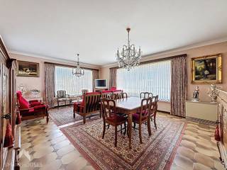 <p>Ruime halfopen woning boordevol potentieel, ideaal voor grote gezinnen, kangoeroewonen of wie ruimte zoekt om te combineren met een zelfstandige activiteit. De woning beschikt over twee aparte ingangen, elk met een inkomhal en gastentoilet. Via de eerste inkomhal bereikt u de leefruimte met zit- en eethoek en een aparte keuken met zicht op de tuin. De tweede inkomhal geeft toegang tot een extra leefruimte met aansluitend een tweede keuken, eveneens met uitzicht op het groen.</p>
<p>Verder is er een droge kelder aanwezig. Op de eerste verdieping bevinden zich maar liefst vijf ruime slaapkamers en twee badkamers. De vaste trap leidt naar een zolder van ca. 60 m², die nog tal van mogelijkheden biedt.</p>
Buiten geniet u van een ruime oprit met plaats voor meerdere wagens, een garage met elektrische poort en een grote tuin met tuinberging. Een woning met volume, flexibiliteit en toekomstmogelijkheden!<br /><br />Extra troeven<br /><br />
<ul>
<li>GEEN renovatieplicht</li>
<li>regenwaterput 10000 l</li>
<li>dubbele beglazing</li>
<li>oprit voor 4 wagens</li>
<li>nabij winkels, scholen en belangrijke invalswegen</li>
<li>veel potentieel</li>
</ul>
<br />Deze woning is te koop ZONDER makelaar via het concept van Smart Houses. Wenst u verdere inlichtingen of een bezoek? Contacteer rechtstreeks de eigenaar via 0488/83.42.01