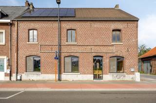 <p>In Nieuwerkerken vinden we dit bijzonder ruime en veelzijdige pand terug, momenteel ingericht als kinderopvang. <br /><br />Het gelijkvloers werd voor een stuk gerenoveerd en is netjes afgewerkt, met onder meer nieuwe ramen, vernieuwde elektriciteit en ruime, lichtrijke vertrekken. In de huidige functie is het pand dan ook meteen inzetbaar.<br /><br />Maar daar stopt het niet. Dankzij de grote oppervlakte en praktische indeling zijn er tal van andere mogelijkheden. Denk aan een kantoor- of praktijkruimte, een combinatie van wonen en werken of een volledig residentiële invulling. De huidige slaapkamers kunnen bijvoorbeeld perfect dienstdoen als burelen, vergaderlokalen of multifunctionele ruimtes. Iedere functiewijziging is uiteraard steeds te bekijken in functie van de nodige vergunningen en in overleg met de gemeente Nieuwerkerken.<br /><br />De verdieping biedt vandaag bijkomende kamers en veel ruimte, maar vraagt nog verdere modernisering en afwerking. Hierdoor kan een nieuwe eigenaar deze verdieping volledig naar eigen wens en noden inrichten.<br /><br />Achteraan sluit de ruime veranda van ca. 33 m² mooi aan op het gelijkvloers en vormt ze een aangename overgang naar de tuin. Ook buiten is er dus voldoende plaats om te ontspannen, te spelen of de buitenruimte verder in te richten volgens de toekomstige invulling van het pand.<br /><br />Een eigendom die vandaag perfect bruikbaar is als kinderopvang, maar met de juiste visie ook interessant kan zijn als kantoor, praktijkruimte, combinatie van wonen en werken of ruime gezinswoning. Een pand dat je vooral ter plaatse moet ervaren om de vele mogelijkheden ten volle te ontdekken.</p>