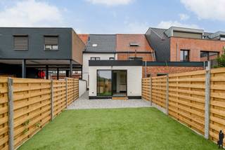 Volledig gerenoveerde woning met 4 slpk. in het centrum van Meer - Vlakbij de Nederlandse grens!INDELINGGelijkvloerse verdieping:- Inkomhal met...