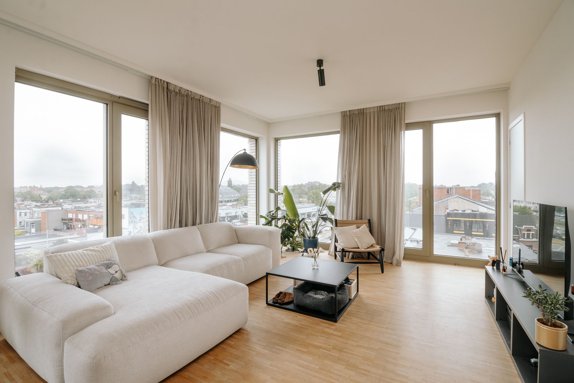 Modern en lichtrijk 2-slaapkamerappartement met terras! - foto 4