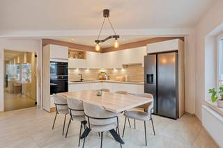 Recent, 2025, gerenoveerd appartement, afgewerkt met zeer mooie materialen. Gelegen aan de groene zone rond de abdij van Affligem met...