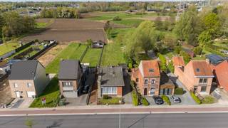 <p>Deze karakteristieke open bebouwing in bungalowstijl uit 1968 biedt een unieke kans voor wie op zoek is naar ruimte, karakter en potentieel. <br /><br />De woning valt meteen op door haar kenmerkende daklijn en de overvloedige lichtinval, die zorgt voor een aangename en open sfeer.</p><p>Hoewel de woning een grondige renovatie vereist, schuilt hierin net haar grootste troef: de mogelijkheid om ze volledig naar eigen smaak en hedendaagse normen te transformeren. Dankzij de solide basis en het doordachte ontwerp zijn de mogelijkheden hier eindeloos.</p><p>Gelegen op een ruim perceel geniet u van een prachtige, groene tuin met landelijk uitzicht. Tegelijk bevindt u zich op een uiterst centrale locatie, vlakbij het centrum van Sint-Niklaas, met alle voorzieningen binnen handbereik.</p><p>De vlotte verbinding naar de E17 maakt deze woning bovendien bijzonder interessant voor pendelaars.</p><p>Kortom, een eigendom met karakter en potentieel, ideaal voor wie droomt van een renovatieproject op een topligging.</p>