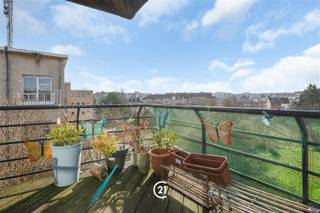 Century 21 ATG biedt dit appartement aan op de 4e en bovenste verdieping met lift in Sint-Agatha-Berchem. Het bestaat uit een inkomhal, een ruime woonkamer met ingerichte open keuken (34m2) met terras (9m2), nachthal, 2 slaapkamers (14 en 12m2), badkamer en berging. De woning is momenteel verhuurd. PEB E+, elektrische installatie conform, CV aardgas met nieuwe ketel (2025). Ideaal gelegen vlakbij openbaar vervoer en supermarkten. Een bezichtiging waard