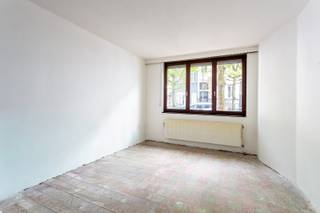 Deze woning ligt in een rustige straat, op slechts enkele stappen van de hippe Marnixplaats, het trendy Antwerpen-Zuid en het bruisende stadscentrum. In de buurt vind je tal van winkels, gezellige eet- en drinkgelegenheden. Scholen, openbaar vervoer en belangrijke invalswegen zijn vlot bereikbaar, waardoor je hier geniet van een aangename combinatie van rust en stadsleven.<br />Deze te renoveren woning, met een bewoonbare oppervlakte van ca. 173 m², biedt een unieke kans om volledig naar eigen smaak een thuis te creëren.<br />Bij binnenkomst via de inkomhal kom je rechts in de woonkamer, die achteraan aansluit op een ruime keuken en een aparte douchekamer met wastafel en toilet. Op de eerste verdieping bevinden zich twee slaapkamers en een ruime badkamer met ligbad, wastafel, tweede toilet en aansluitingen voor wasmachine en droogkast. Op de tweede verdieping en de zolderverdieping zijn telkens nog twee slaapkamers voorzien. Daarnaast beschikt de woning over een ruime kelder.<br />Dankzij de gunstige ligging en het vele potentieel is dit een buitenkans voor wie zijn eigen stempel wil drukken op een nieuwe thuis.<br />EPC-score: 303 (Label D) - zonder renovatieverplichting - P- & G-score C - Stedenbouw: Vg- Wche-Gmo-Gvkr-Gvv<br />Interesse? Contacteer ons via 03 233 33 00 of walls.be