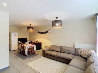 <p>Cet appartement duplex prêt à emménager à Heverlee offre une belle combinaison d’espace, de confort et d’extérieurs agréables. Avec 2 chambres, une grande terrasse ensoleillée et un certificat de performance énergétique avec label A, cet appartement situé sur la Naamsesteenweg répond aux attentes de celles et ceux qui souhaitent profiter d’un logement confortable et économe en énergie.</p><p>Vous entrez dans le logement par un hall accueillant et fonctionnel. Celui-ci dispose d’un vestiaire ainsi que d’une toilette séparée, offrant une arrivée pratique et soignée. Le hall mène ensuite vers le spacieux séjour avec espace repas. Ses beaux volumes permettent d’aménager facilement un coin salon convivial ainsi qu’un espace repas agréable pour le quotidien.</p><p>La cuisine équipée s’intègre naturellement à l’espace de vie et offre une configuration pratique pour les activités quotidiennes. Une buanderie attenante permet de ranger facilement les provisions et les différents équipements du quotidien. Depuis la cuisine, vous bénéficiez également d’un accès direct à la grande terrasse ensoleillée. Cet espace extérieur prolonge naturellement la pièce de vie et constitue un endroit agréable pour prendre un repas, vous détendre ou profiter des beaux jours.</p><p>À l’étage se trouvent la salle de bains et les chambres. La salle de bains dispose d’une baignoire. L’appartement compte 2 chambres, offrant la possibilité d’aménager une chambre principale ainsi qu’une seconde pièce selon vos besoins, par exemple comme chambre d’amis, bureau ou espace de loisirs. L’une des chambres bénéficie en outre d’une terrasse privative, un atout supplémentaire qui apporte davantage de confort.</p><p>Les différents espaces extérieurs donnent à cet appartement duplex à Heverlee une atmosphère particulièrement agréable. La grande terrasse ensoleillée invite à profiter pleinement de l’extérieur, tandis que la terrasse privative attenante à l’une des chambres offre un espace supplémentaire pour prendre l’air en toute tranquillité.</p><p>Sur le plan énergétique, le logement présente également un atout important. Il dispose d’un certificat de performance énergétique avec label A, ce qui contribue à un habitat confortable et économe en énergie.</p><p>Situé sur la Naamsesteenweg à Heverlee, l’appartement bénéficie d’un environnement pratique et d’un agréable cadre résidentiel. Le loyer s’élève à 1 195 euros par mois, auquel s’ajoute une provision de 50 euros par mois pour les charges communes.</p><p>Si vous recherchez un appartement duplex prêt à emménager avec 2 chambres, de beaux espaces de vie, une terrasse ensoleillée et une excellente performance énergétique, ce logement mérite votre attention. Contactez-nous pour organiser une visite.</p>