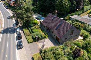 OPENDEURDAG 20/6/26 VAN 11 UUR TOT 12 UUR!<br /><br />Zalig wonen met zicht op het groen, elke dag opnieuw? Deze charmante en ruim opgezette villa ligt op een absolute topligging op de Rodeberg in Westouter, pal tegenover het bos. Hier geniet je in alle rust van een permanent vakantiegevoel, omringd door natuur én met vlotte bereikbaarheid naar Westouter, Ieper en Poperinge.<br /><br />Ruimte, licht en comfort<br />Binnenkomen doe je in een ruime inkomhal met vestiaire, gastentoilet en open traphal. De gezellige leefruimte van 46 m² baadt in het licht en kijkt uit op de tuin. Een open haard zorgt voor extra sfeer, terwijl het overdekte terras uitnodigt tot lange avonden buiten.<br /><br />Aansluitend vind je een uitgeruste keuken met toegang tot een tweede, zuidgericht terras. Op het gelijkvloers is er ook een polyvalente kamer die dienst kan doen als bureau of slaapkamer en verzorgde badkamer met tweede toilet.<br /><br />Genieten in de tuin en aan het zwembad.<br />De villa staat op een perceel van maar liefst 1.600 m² met een prachtige tuin, omringd door rust en groen. Het zwembad met filterinstallatie is een echte troef voor zomerse dagen. Via de oprit met hek kom je aan de ruime garage/wasplaats van ca. 40 m², met handige doorgang naar het terras. Verder is er nog een droge kelder.<br /><br />Bovenverdieping<br />Op de eerste verdieping zijn er drie ruime slaapkamers, elk met zicht op de tuin en omgeving.<br /><br />Troeven in een notendop:<br />✅ Unieke ligging aan het bos op de Rodeberg<br />✅ Ruime en lichtrijke villa met 4 slaapkamers<br />✅ Grote tuin met zwembad<br />✅ Instapklaar en onmiddellijk beschikbaar<br />✅ Domicilie mogelijk<br /><br />📞 Interesse? Contacteer Thijs:<br />📲 051 57 54 61<br />📧 | thijs@grouptrybou.be of friedel@grouptrybou.be