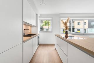 <p><strong>Te koop: Gelijkvloers appartement in het centrum van Vilvoorde, op wandelafstand van het park en het station.</strong></p>
<p>Dit appartement uit 1965 biedt een uitstekende ligging in het hart van Vilvoorde, met scholen, openbaar vervoer, invalswegen en het ziekenhuis vlakbij. Dankzij het ruime terras / stadstuin van 70 m² geniet u van buitenruimte in een stedelijke omgeving. Het pand leent zich perfect als investering of voor eigen gebruik, en is volledig nieuw.</p>
<p><strong>Belangrijkste ruimtes:</strong></p>
<p>• Woonkamer (28,6 m²) met veel lichtinval</p>
<p>• Keuken (7,9 m²) Kookeiland met ingebouwde toestellen zoals, koelkast, diepvriezer, vaatwasser en oven</p>
<p>• Inkomhal (9 m²) met parlofoon en ingemaakte kasten</p>
<p>• Twee slaapkamers (14m²)</p>
<p>• Badkamer (3,8 m²) met lnloopdouche</p>
<p>• Apart toilet (1,8 m²) met handenwasser</p>
<p>• Berging (1 m²) met verwarmingsketel</p>
<p>• Stadstuin (70 m²)</p>
<p><strong>Troeven:</strong></p>
<p>• Toplocatie nabij park en station</p>
<p>• Ruim terras en stadstuin</p>
<p>• Alles is nieuw gerenoveerd</p>
<p><strong>Neem vandaag nog contact op met Selena Perez y Latorre via +32 2 335 11 13 voor een bezoek.</strong></p>
<p>JOUW DROOMAPPARTEMENT. ZO GEVONDEN!</p>