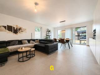 GELIEVE UITSLUITEND TE REAGEREN VIA MIJN HUURDERSPROFIEL: LINK https://immogoffin.mijnhuurprofiel.be/property/676416ef-2b64-4fda-a982-eb6430029e9e<br /><br />Dit knap afgewerkt gelijkvloersappartement met een netto bewoonbare oppervlakte van 84,82 m² (volgens plan) is gelegen in een kleinschalige residentie langs de Groenstraat, ter hoogte van nummer 76.<br /><br />Op een tweetal minuutjes rijden bevindt zich het centrum van Hoeselt, terwijl men na een vijftal minuutjes al in het centrum van Bilzen staat. De oprit van de E313 ligt op slechts een tweetal kilometer, waardoor ook omliggende steden zoals Hasselt en Tongeren vlot bereikbaar zijn.<br /><br />Deze stijlvolle residentie met aantrekkelijke gevel werd gebouwd in 2021 en omvat slechts vier appartementen, waardoor het hier aangenaam en rustig wonen is. Bij de oprichting werd veel aandacht besteed aan kwaliteit en energiezuinigheid. Zo wordt op heden een EPC voorgelegd met een gunstige scoren van slechts 58 kWh/m² pj. – label A.<br /><br />INDELING / OMSCHRIJVING<br />-Inkomhal met gastentoilet<br />-Twee slaapkamers<br />-Verzorgde badkamer met douche, badkamermeubel en voldoende bergruimte<br />-Ruime en lichtrijke leefruimte<br />-Knap afgewerkte open keuken, voorzien van combi-oven, koelkast, diepvries, vaatwasser, kookplaat en groot kookeiland<br />-Praktische berging met voorzieningen voor wasplaats en CV<br />-Vanuit de keuken rechtstreekse toegang tot het ruime terras en het onderhoudsvriendelijke, afgesloten tuintje<br /><br />BUITEN<br />Bij het appartement hoort een carport met daarachter een ruime, afsluitbare berging met meer dan voldoende plaats voor het stallen van fietsen en andere materialen. Achteraan is bijkomend nog een tweede autostandplaats voorzien, handig voor bezoek of een tweede wagen. <br /><br />Het appartement is volledig voorzien van lichtarmaturen en raamdecoratie, zodat de geschikte nieuwe huurder hier zich snel zal thuis voelen zonder deze kosten te nog te moeten maken. <br /><br />Dit knap en zeer degelijk afgewerkte appartement kan een bijzonder interessant aanbod zijn voor wie op zoek is naar een degelijk appartement met een ruim terras en onderhoudsvriendelijk tuintje, op een aangename ligging in een gemoedelijke gemeente zoals Hoeselt, met alle dagelijkse voorzieningen vlakbij en een vlotte verbinding naar Bilzen, Hasselt en Tongeren.<br /><br />EPC: 58 kWh/m² p.j. – label A<br /><br />MOGELIJK VRIJ VANAF 1/11/2026 – GEEN GEMEENSCHAPPELIJKE ONKOSTEN!<br /><br />https://www.instagram.com/immo_goffin/