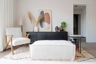 Welkom in residentie Rembrandt, waar je elke dag geniet van het leven. Dit instapklare appartement werd dan ook tot in de puntjes afgewerkt en is volledig instapklaar. Een zorgeloze verhuis verzekerd en dat meteen bij akte!<br /><br />Dit appartement telt 2 slaapkamers, een ruime badkamer, een perfect uitgeruste keuken met eiland en riant terras van 17m² waar je tot de late uurtjes kan genieten van de zon.<br /><br />Klinkt dit helemaal als jouw ding? Het appartement kan vrij bezocht worden. Een afspraak inplannen kan eenvoudig via www.rembrandt-anzegem.be<br /><br />Toch op zoek naar iets anders? Rembrandt heeft nog 3 diverse appartementen te koop:
<ul>
	<li>2 slaapkamer gelijkvloers met riante leefruimte en gezellig zuidterras met zicht op de binnentuin - €349.950 (excl. kosten)</li>
	<li>2 slaapkamer penthouse met dubbele terras om de ganse dag te genieten van de zon - €350.750 (excl. kosten)</li>
	<li>3 slaapkamer penthouse met dubbele terras en dubbele badkamer - €435.000 (excl. kosten)</li>
</ul>
Aankoop mogelijk aan 6% btw = besparing tot €50.000!<br /><br />Voor meer informatie of een vrijblijvend bezoek kan je ons contacteren via <u>verkoop@steenoven.be</u><br /> 