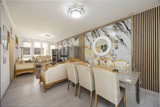 <p><span> </span></p><p><span>Een tijdloos, piekfijn appartement met 3 kamers waar je zo in kunt, dat krijg je hier in Deurne, met allerlei winkels, openbaar vervoer, Rivierenhof en Boelaerpark vlakbij én een vlotte verbinding naar de stad erbovenop. </span></p><p><span> </span></p><p><span>In een kleinschalig gebouw stap je op de eerste verdieping dit verzorgde appartement binnen in de inkomhal, die fungeert als centrale spil waar alle ruimtes op uitkomen. De tijdloze grijze laminaatparket die je hier ziet, loopt door over het hele appartement. De dubbele deur geeft uit op de gezellige leefruimte aan de straatkant, waar je plaats hebt voor een groot salon en een eethoek. De kamerbrede ramen laten enorm veel licht binnen, zowel hier als in de keuken ernaast. </span></p><p><span> </span></p><p><span>Verhuizen, installeren & genieten maar</span></p><p><span>Die keuken is volledig betegeld, geïnstalleerd, ruim en praktisch, met plaats voor nog een handige aparte (ontbijt)tafel voor wanneer het snel moet gaan. Je vindt hier een inductievuur, dampkap, oven, dubbele spoelbak, plaats voor een vaatwasser en een aparte koelkast en heel wat kastruimte. Naast de keuken heb je een eerste kamer, met een langwerpig venster bovenaan, waardoor deze ruimte naar eigen keuze in te vullen, bijvoorbeeld om in te spelen, te gamen of te lezen.</span></p><p><span>Weer in de hal heb je een aparte, grote technische bergruimte met aansluiting voor was en droog en een apart, betegeld toilet naast de badkamer. Die is volledig betegeld met een moderne beige XL-tegel en heeft een hele ruime douchecabine, strakke, brede lavabo met spiegelkast, verlichting, onderkast, een handdoekenradiator en natuurlijke verluchting én licht/lucht dankzij het dubbele raam bovenaan.</span></p><p><span>De twee andere kamers bevinden zich aan de achterzijde van het appartement, allebei met brede ramen, vliegenramen en automatische rolluiken. Bonus: je hebt hier geen rechtstreekse inkijk.</span></p><p><span> </span></p><p><span>Net buiten de stad, met alles in de buurt</span></p><p><span>Het Fort van Borsbeek, Rivierenhof, Te Boelaer- of Boekenbergpark bereik je in no time met de fiets, net als het centrum van de stad, maar bent ook meteen op de E313 of de Antwerpse Ring. Scholen, apothekers, eet- en drankgelegenheden, bakkers, slagers, supermarkt in de straat (Abert Heyn) en een paar grote kledingwinkels als Zeb, Torfs en Bristol liggen vlakbij. </span></p><p><span> </span></p><p><span> </span></p><p><span> </span></p>