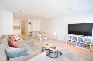 L'appartement se situe à deux pas de la plage et à proximité des commerces.<br />Disposition :<br />Hall d’entrée avec toilettes invités et vestiaire<br />Vaste séjour lumineux avec vue latérale sur la mer<br />Cuisine ouverte entièrement équipée, dotée de tout le confort moderne<br />Chambre principale avec armoires encastrées<br />Salle de bains<br />Deuxième chambre avec armoires encastrées, convenant à l’installation de deux lits superposés<br />Salle de douche avec raccordement pour machine à laver<br /><br />Cet appartement prêt à emménager allie confort, luminosité et situation exceptionnelle en bord de mer.