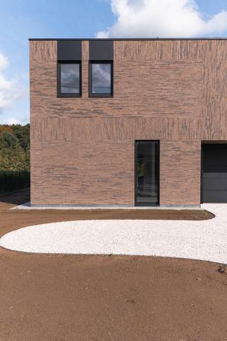 Meer info? info@homixx.be of 016/84.96.84<br /><br />Op een uitstekende ligging nabij het centrum van Begijnendijk verrijst deze energiezuinige halfopen nieuwbouwwoning met hoogwaardige afwerking, moderne architectuur en uitzonderlijk wooncomfort.<br /><br />Deze woning werd gebouwd volgens de passiefhuisprincipes en behaalt een E-peil rond 0. Dankzij warmtepomp, zonnepanelen, vloerverwarming, ventilatiesysteem D en driedubbele beglazing geniet je van lage energiekosten en maximaal comfort.<br /><br />Indeling:<br /><br />Ruime inkomhal met gastentoilet, bureau, inpandige garage, praktische berging en een lichtrijke leefruimte met open keuken en zicht op de tuin.<br /><br />Op de verdieping bevinden zich 3 slaapkamers, waaronder een master bedroom met dressing, een stijlvolle badkamer met vrijstaand bad, inloopdouche en dubbel lavabomeubel, apart toilet en technische berging.<br /><br />Troeven:<br /><br />Bewoonbare oppervlakte ca. 204 m²<br />3 slaapkamers + dressing<br />Bureau / thuiswerkruimte<br />Inpandige garage<br />Aangelegde tuin met zicht op natuurgebied en bos <br />Terras en oprit inbegrepen<br />Warmtepomp + vloerverwarming + koeling<br />14 zonnepanelen (6.370 Wp)<br />Ventilatiesysteem D<br />Driedubbele beglazing<br />Maatkeuken met eiland en Bosch-toestellen<br />Luxueuze badkamer<br />Centrale ligging nabij winkels, scholen en E314<br /><br />Prijs- en kostenstructuur:<br /><br />Verkoopprijs exclusief kosten: € 545.000<br /><br />Grondaandeel: € 200.000 + 12% registratierechten<br />Constructieaandeel: € 345.000 + 21% btw<br /><br />Notaris-, akte-, aansluitings- en nutskosten niet inbegrepen.