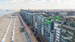 Een echte absolute buitenkans op de Zeedijk van Blankenberge: dit exclusieve duplex-penthouse is een zeldzame combinatie van topligging, uitzonderlijk maatwerk en pure woonbeleving aan zee. Het appartement onderging bovendien een totaalrenovatie in 2018, wat resulteert in een hedendaags en kwalitatief geheel.<br /><br />De bovenverdieping is volledig ingericht als leefniveau en tilt dit penthouse naar een hoger niveau. De lichtrijke leefruimte en open keuken sluiten naadloos aan op de terrassen, waardoor binnen en buiten één harmonieus geheel vormen. Hier geniet u elke dag van ruimte, licht en een adembenemend zicht. De hoogwaardige, duurzame materialen, het verfijnde maatwerk, de elegante sierhaard en de geïntegreerde wijnkoelkast zorgen voor een warme, luxueuze sfeer waarin elk detail klopt. De aparte maar geïntegreerde bureauruimte maakt comfortabel thuiswerken hier bovendien vanzelfsprekend.<br /><br />Met maar liefst twee riante terrassen (samen ca. 60 m²) en twee bijkomende balkons, beleeft u hier elk moment van de dag intens, van een zonnig ontbijt tot een betoverende zonsondergang. Dit is letterlijk wonen op het hoogste niveau.<br /><br />Beneden bevinden zich drie volwaardige slaapkamers, waaronder een prachtige master met ensuite badkamer. Een tweede stijlvolle badkamer, afzonderlijk toilet en praktische bergruimte zorgen voor rust, comfort en een perfecte scheiding tussen leven en ontspannen.<br /><br />Dit is geen gewoon penthouse, maar een unieke kans om te wonen op een van de mooiste locaties aan de kust, afgewerkt tot in de kleinste details. Dergelijke eigendommen komen zelden op de markt.<br /><br />Laat deze kans niet voorbijgaan, contacteer Immo Francois Blankenberge vandaag nog voor een bezoek.<br /><br />