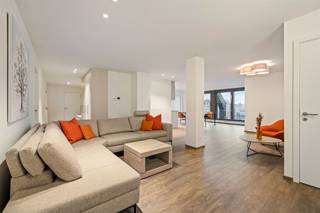 <p><span>Uitzonderlijk ruim duplex appartement met loft allures in het hartje Sint-Niklaas (220m²)</span><span><br /><br /></span></p><p><span>Dit unieke duplexappartement combineert hedendaags wooncomfort met het karakter en de grandeur van de voormalige rijkswachtkazerne aan Hof Ter Breien. </span></p><p><span>Het appartement is gelegen op een uitstekende locatie op wandelafstand van alle belangrijke faciliteiten in de stad en beschikt tevens over 2 ondergrondse autostaanplaatsen in het naastgelegen parkeercomplex van het woonproject.</span></p><p><span>De bruikbare vloeroppervlakte van maarliefst 220m² met 4 slaapkamers + 2 badkamers, de talrijke mogelijkheden met o.a. een 2e woongedeelte op de duplexverdieping en het lichtrijke vloerplan zijn slechts enkele van de vele troeven.</span><span><br /><br /></span></p><p><span>INDELING</span></p><p><span> </span></p><p><span>3de verdieping (bereikbaar via lift):</span></p><p><span>Zeer riante inkomhal met apart toilet en talrijk ingemaakte kasten.</span></p><p><span>Ruime woonkamer met open keuken (56m²).</span></p><p><span>Hedendaagse keuken, voorzien van alle comfort en met toegang tot het terras.</span></p><p><span>Grote bijkeuken/berging met o.a. voorziening voor wasmachine &amp; inmaakkasten.</span></p><p><span>Terras aan de achterzijde van het gebouw.</span></p><p><span>3 slaapkamers (17m², 12m² &amp; 14m²).</span></p><p><span>Stijlvolle badkamer voorzien van een inloopdouche &amp; dubbel lavabomeubel.</span></p><p><span> </span></p><p><span>Duplexverdieping:</span></p><p><span>Open ruimte (40m²), polyvalent en mogelijk tot inrichten van bv. 2e woonkamer, thuiskantoor of extra kamer(s).</span></p><p><span>Master bedroom met ingemaakte kastenwand en ensuite badkamer.</span></p><p><span>2e badkamer voorzien van een douche, toilet &amp; dubbel lavabomeubel.<br /><br /></span></p><p><span>EXTRA</span></p><p><span>Woonproject opgericht en herbouwd in 2013, appartement afgewerkt in 2018.</span></p><p><span>Gelegen op de 3e + duplexverdieping van een klassevolle residentie.</span></p><p><span>Absolute toplocatie op wandelafstand van alle faciliteiten (winkelstraat, station, scholen,...).</span></p><p><span>2 aangrenzende ondergrondse autostaanplaatsen aanwezig, 1 inbegrepen in prijs, 2e mits meerprijs € 25.000.</span></p><p><span>CV op aardgas via HR condensatieketel.</span></p><p><span>ALU ramen met dubbele HR beglazing.</span></p><p><span>Appartement uitgerust met vele maatkasten.</span></p><p><span>Trendy woonstijl met veel lichtinval.</span></p><p><span>Automatische rolluiken/lamellen aan grote raampartij in keuken.</span></p><p><span> </span></p><p><span>EPC: 93kWh/m² - label A</span></p><p><span>Wg - Vg - Gvv - Gvkr - Gmo</span></p>