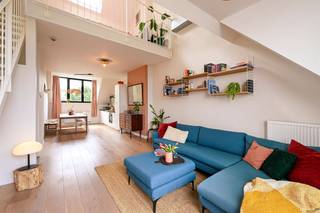 In de gegeerde Harmoniewijk, pal tegenover het Harmoniepark, bevindt zich dit prachtige duplexappartement op de 5de en tevens bovenste verdieping van een karaktervolle herenwoning (zonder lift).De woning combineert hedendaags comfort met een uniek karakter. De hoge plafonds, de prachtige vide en de grote raampartijen zorgen voor een uitzonderlijk ruimtegevoel en een overvloed aan natuurlijke lichtinval. De duplex beschikt over een ruime leefruimte met open, volledig uitgeruste keuken, twee volwaardige slaapkamers en een badkamer. Absolute blikvanger is zonder twijfel het ruime zuidwestgerichte terras, waar u in alle rust kan genieten van de middag- en avondzon. Bovendien is het appartement uitgerust met een airconditioning en beschikt het over een ruime private berging. .Een unieke opportuniteit voor wie op zoek is naar een karaktervolle woonst op één van de meest gegeerde locaties van Antwerpen