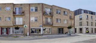 Éenkamerappartement te koop<br /><br />Dit gezellige appartement combineert een centrale ligging met een praktische indeling.<br />Ideaal voor zowel eigen bewoning als investering, dankzij de gunstige energiescore en de vlotte bereikbaarheid.<br /><br />Het betreft een appartement, met een bewoonbare oppervlakte van +/- 69m², gelegen op de eerste verdieping, deel uitmakend van een appartementsgebouw met bouwjaar 1992.<br /><br />Het appartement heeft volgende indeling:<br />- op de eerste verdieping: lichtrijke leefruimte met directe ingang tot de ruimte, open keuken met splinternieuwe kookplaat en dampkap, uitgerust met microgolfoven en vaatwasser, badkamer met splinternieuw bad (met bad-douche combinatie), badkamermeubel en toilet, slaapkamer met aangrenzend Zuidwest georiënteerde terras.<br />- In de ondergrondse verdieping: een kleine bergplaats met aansluiting voor een wasmachine en droogkast.<br />- In het garagegebouw (naast het appartementsgebouw): een open autostaanplaats, afgebakend met witte geschilderde lijnen en automatische recent vernieuwde poort.<br /><br />Troeven:<br />- Vrij bij akte<br />- Energiezuinig appartement met EPC-label C<br />- Gelegen vlakbij het centrum (op wandelafstand)<br />- Gemakkelijk bereikbaar met het openbaar vervoer, gelegen vlakbij het station – Mobiscore 7,9/10<br />- Ideaal als startersappartement of investeringspand<br /><br />Interesse? Contacteer ons voor meer informatie of een bezoek ter plaatse : Telefonisch via 0474/54.48.03 of 0473/18.68.05 of via mail: taravdamme@icloud.com of nick.van.humbeeck@outlook.com