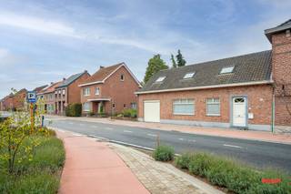 Geen zin meer in het onderhoud van dat veel te grote huis, maar is een appartement dan weer net een stapje te ver? Dit stulpje is het pérfecte alternatief: je kan volledig beneden wonen (met een gelijkvloerse slaapkamer en badkamer), maar je hebt boven nog 2 extra kamers als je toch wat meer ruimte nodig hebt. Handig voor een gezin, maar ook ideaal dus voor ons stiekem-niet-meer-zo-piepjonge publiek.<br /><br />Dit gezellige huis dateert trouwens van 2004, dus een absolute instapper. Een C-label, geen asbest en elektra goedgekeurd. Check, check, dubbelcheck!<br /><br />Indeling:<br />Geen gedoe met gemeenschappelijke delen, maar een eigen inkomhal met gastentoilet: da’s fijn binnenwandelen, toch? Verder kom je in de woonkamer met open keuken. Geen hokjesdenken, maar een luchtige, open lay-out met alle voorzieningen. <br /><br />Er is 1 slaapkamer beneden, met aansluitend de badkamer. Deze is met bad én douche, een wastafel met heel wat kasten en een toilet. Verder is er een grote berging met aansluitingen voor wassen en drogen. <br /><br />Een trapje hoger komen we bij een 2de hele grote (slaap)kamer, die meteen ook toegang geeft naar het balkon. Dus je koffietje drinken in de ochtendzon? Check!<br /><br />Aansluitend bij de slaapkamer vinden we nog een erg grote zolderkamer, dus perfect voor alle rommeltjes-die-stiekem-eigenlijk-overbodig-zijn-geworden. Hier heb je trouwens ook in no-time een 3de slaapkamer van gemaakt. <br /><br />Ook de auto slaapt trouwens droog, want je beschikt over een (extra hoge) garage. <br /><br />Er is geen tuin, maar hé…die hoef je dan ook niet te onderhouden. Het balkon op de 1ste verdieping is méér dan voldoende groot om gezellig te vertoeven.