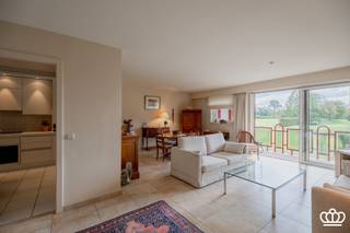<p><span>Uitstekend onderhouden appartement inclusief garagebox én autostaanplaats uitkijkend over Brasschaat Open Golf</span></p><p><span> </span></p><p><span>Appartement</span></p><p><span>Op de eerste verdieping bevindt zich dit lichtrijke en uitstekend onderhouden appartement.</span></p><p><span>Inkomhal met gastentoilet met handenwasser. </span></p><p><span>Via een glazen deur toegang tot de lichtrijke leefruimte met aansluitend een zuidoost georiënteerd, overdekt terras met uitzicht over Brasschaat Open Golf. </span></p><p><span>Het terras beschikt over verlichting en een berging en geniet absolute rust en privacy. Keuken voorzien van een ontbijthoek en volgende voorzieningen: microgolfoven, vaatwasmachine, dubbele spoelbak, oven, koelkast en een inductiekookplaat met dampkap. Aansluitend aan de keuken een ruime berging waar zich de technieken van het appartement bevinden en aansluiting voor wasmachine en droogkast. </span></p><p><span>Ruime badkamer met inloopdouche met regenshower, lavabomeubel met dubbele lavabo en een tweede toilet. </span></p><p><span>Masterslaapkamer voorzien van vele ingemaakte kasten, airco en een balkon. </span></p><p><span>Tweede slaapkamer alsook voorzien van vele ingemaakte kasten. </span></p><p><span> </span></p><p><span>Kelder </span></p><p><span>Via de lift toegang tot de kelderverdieping met een privatieve garagebox en een autostaanplaats alsook een privatieve kelderberging.</span></p><p><span>Afgesloten fietsenberging en een apart afvalhok met afvalverwerking.</span></p><p><span> </span></p><p><span>Bijzonderheden</span></p><p><span>- Instapklaar</span></p><p><span>- Zeer goed onderhouden appartement + gebouw</span></p><p><span>- Terras met zuidoost oriëntatie en zicht over de Golf van Brasschaat</span></p><p><span>- Gelegen vlakbij uitvalswegen</span></p><p><span>- Zeer rustig gelegen (grenzend aan Golf Brasschaat en natuurdomein De Inslag)</span></p><p><span>- 2 ruime slaapkamers </span></p><p><span>- Veel opbergruimte (ingemaakte kasten + berging in het appartement + kelderberging + garagbox)</span></p><p><span>- Zeer gunstig EPC B label</span></p><p><span>- Elektriciteit conform</span></p><p><span>- Aparte meters voor de nutsvoorzieningen</span></p><p><span>- 2 privatieve ondergrondse parkeerplaatsen (box en staanplaats)</span></p><p><span>- Automatische afvalverwerking</span></p><p><span> </span></p>