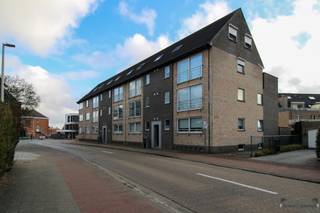 <p><span>Energiezuinig appartement met 2 slaapkamers en terras te Zandhoven (EPC A)</span></p><p><span>BEZOEKMOMENT: ZATERDAG 26 SEPTEMBER TUSSEN 10u - 12u</span></p><p><span>Dit recent en energiezuinig appartement is gelegen op de eerste verdieping van een verzorgde residentie "Zurenborg" in het aangename Zandhoven. Met een EPC A-label biedt dit appartement niet alleen hoog wooncomfort, maar ook een bijzonder lage energie kost.</span></p><p><span>Het appartement omvat een lichtrijke leefruimte met toegang tot volledig geïnstalleerde keuken, twee slaapkamers en een gezellig terras, een badkamer en apart toilet. Daarnaast beschikt het appartement over een privatieve kelderberging, gezamenlijke fietsenberging en autostaanplaats met automatische inrijpoort, dit alles inbegrepen in de huurprijs.</span></p><p><span>Troeven:<br />+ EPC A energiezuinig<br />+ 2 slaapkamers<br />+ Terras<br />+ Autostaanplaats (inbegrepen prijs)<br />+ Privatieve kelderberging (inbegrepen prijs)<br />+ Gezamenlijke fietsenberging (inbegrepen prijs)<br />+ huurprijs: 935 euro + 65 euro gemeenschappelijk kost<br />+ Gelegen in het mooie Zandhoven<br />+ EPC bruikbare vloeropp. 95 m²<br />+ indicatieve opmetingen: living (33 m²) - keuken (8m²) - Inkom/Nachthal (8.5 m²) - WC (1.5 m²) - Berging (3 m²) - Badkamer (7 m²) - Slpk 1 (16.5 m²) - Slpk 2 (8.5 m²) - Terras (9 m²)</span></p><p><span>Vergunning - woongebied - dagv., herstelvordering neen - voorkooprecht neen - verkavelingsvergunning neen</span></p><p><span> </span></p><p><span>Meer info: Nicki - 0496 02 35 68 - nf@janssenenjanssen.be - BIV 514.879</span></p><p><span> </span></p>