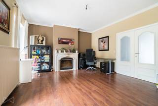 <p>Gelegen in een bevoorrechte woonomgeving, in het hart van een rustige en gegeerde residentiële wijk, biedt deze prachtige villa van ongeveer 215 m² bewoonbare oppervlakte ruime en functionele leefruimtes. De woning beschikt over 5 slaapkamers, een speelkamer, 2 badkamers/doucheruimtes, evenals een ruim afzonderlijk kantoor met toilet en professionele ruimte, gelegen op een perceel van 15 are.</p>
<p>De woning werd ontworpen met optimaal wooncomfort in gedachten en beschikt over een lichtrijke woonkamer van ongeveer 50 m² met family room, een volledig uitgeruste keuken met ontbijthoek en een groot terras met ideale zuidwestelijke oriëntatie.</p>
<p>Er wordt een maandelijkse provisie van €100 gevraagd. Deze provisie omvat het jaarlijkse onderhoud van de tuin (snoeien van hagen, onderhoud van de bloemperken, reinigen van goten en wandelpaden, enz.), evenals het onderhoud van de verwarmingsketel en het vegen van de schoorsteen. Het dagelijkse onderhoud van de tuin (gras maaien, besproeien en algemeen onderhoud van de buitenruimtes) blijft ten laste van de huurder.</p>
<p>Onmiddellijk beschikbaar.</p>
