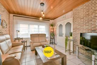 Welkom in deze charmante halfopen bebouwing in Erembodegem. Gelegen in een doodlopende straat, waar u volledig tot rust kunt komen.<br /><br />Bij het binnenkomen wordt u verwelkomd in de inkomhal met plaats voor vestiaire. De leefruimte is lichtrijk dankzij de grote raampartijen en loopt naadloos over in de eetplaats. Aansluitend bevindt zich de volledig uitgeruste keuken, die praktisch is ingericht. Op het gelijkvloers vinden we verder nog een badkamer, voorzien van een ligbad/douche, lavabo met meubel en toilet.<br /><br />Op de eerste verdieping bevinden zich drie volwaardige slaapkamers. De zolder is bereikbaar via een valtrap en kan, mits het plaatsen van een vaste trap, perfect ingericht worden als vierde slaapkamer.<br /><br />Voor de woning zijn er drie standplaatsen, de tuin is toegankelijk via een praktische zijpoort en is volledig omheind, waardoor u in alle privacy kunt genieten. Deze aangename buitenruimte vormt een echte oase van rust, ideaal om te ontspannen of gezellige momenten door te brengen met familie en vrienden.<br /><br />Daarnaast beschikt de tuin over twee praktische bergingen, ideaal voor het opbergen van tuinmateriaal, fietsen of extra opslag. Extra bergruimte is eveneens voorzien in de kelder.<br /><br />De vermelde prijs is een richtprijs; elk bod, zowel hoger als lager, wordt voorgelegd aan de eigenaar, die zich het recht voorbehoudt dit te aanvaarden of te weigeren.<br /><br />Neem voorsprong met een vrijblijvende en gratis schatting van uw eigendom via:<br />www.residentievastgoed.be/gratisonlineschatten