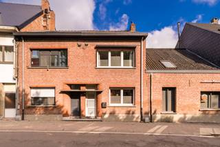 Comfortable instapklare woning met achteruitgang en garageboxDeze ruime comfortabele instapklare woning werd door de jaren heen gerenoveerd. Wat...