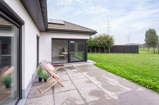 Locatie<br />Deze prachtige villa geniet een uitstekende ligging in Kruibeke, waar een rustige, groene omgeving perfect samengaat met een vlotte bereikbaarheid. Winkels, scholen, horeca en dagelijkse voorzieningen bevinden zich op korte afstand. Dankzij de nabijheid van de E17 zijn Antwerpen, Sint-Niklaas en omliggende gemeenten bovendien snel bereikbaar.<br /><br />Beschrijving<br />Bij het betreden van de woning valt meteen de ruime inkomhal met veel kastruimte op. De lichtrijke woonkamer bevindt zich aan de achterzijde en geniet dankzij de grote raampartijen van een indrukwekkend open zicht over de velden. De open keuken sluit hier harmonieus op aan en is uitgerust met alle nodige toestellen en een ruim extra werkblad.<br /><br />De woning beschikt over drie ruime slaapkamers, een stijlvolle badkamer met dubbele lavabo en inloopdouche en een apart gastentoilet. De multifunctionele zolderruimte biedt bovendien tal van mogelijkheden en kan volledig naar eigen wens worden ingericht.<br /><br />Aan de voorzijde bevindt zich een ruime garage met plaats voor twee wagens, extra bergruimte en de mogelijkheid om een tweede keuken te creëren. De verzorgde tuin beschikt over twee terrassen en een jacuzzi, terwijl het weidse zicht over de velden zorgt voor een unieke combinatie van rust, privacy en ruimte.<br /><br />EPC: 196 kWh/m² • P-score: D • G-score: D • Stedenbouwkundige gegevens: in aanvraag