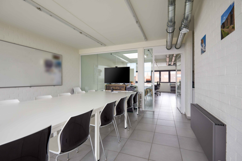 Roeselare-centrum. Trendy kantoorruimte met diensten te huur vanaf 1 persoon op een uistekende locatie. Voor starters of tijdelijke verhuis. - foto 5