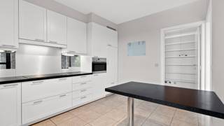 Welkom op de Europalaan 55/6.3, Genk.<br /><br />Appartement gelegen in het centrum van Genk, op wandelafstand van winkels, cafés en restaurants, en bovendien gunstig gelegen nabij de invalswegen richting Hasselt en de Maaskant.<br /><br />Dit drie-slaapkamer kamer appartement is gelegen op de 6e verdieping.<br />De bewoonbare oppervlakte bedraagt 135 m² exclusief het terras.<br />Bij het appartement hoort een ondergrondse open autostaanplaats en berging.<br /><br />Indeling van het appartement:<br />- Centrale inkomhal met een aparte gastentoilet<br />- Ruime leefruimte<br />- Geïnstalleerde keuken met berging<br />- 3 ruime slaapkamers <br />- Geïnstalleerde badkamer<br /><br />Enkele bijzonderheden:<br />+ Gunste energiescore (A label -  87)<br />+ 1 ondergrondse autostaanplaats (P84) aanwezig <br />+ 1 ondergrondse kelderberging (B15) aanwezig <br />+ Verwarming op aardgas<br />+ Bijzonder veel lichtinval<br />+ Ruim overdekt terras<br /><br />Financiële info:<br />- Maandelijkse huur: 950 euro<br />- Maandelijke kosten: 150 euro <br />- Totale huur per maand: 1100 euro <br />- Waarborg: 2850 euro (3 maanden)<br />- Nutsvoorzieningen van water, stroom en gas: apart te betalen<br /><br />Beschikbaarheid: <br />Het appartement is meteen beschikbaar.<br /><br />Kortom: een ideaal appartement wie centraal wil wonen, met alle comfort binnen handbereik.<br /><br />Contacteer ons dan via mail op info@frerevastgoed.be of door een contactaanvraag door te sturen.<br />Gelieve uw telefoonnummer er telkens bij te vermelden.