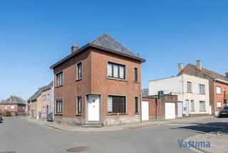 Bent u op zoek naar een woning die volledig naar eigen smaak en visie kan worden vernieuwd?Deze eigendom, gelegen op een bijzonder gunstige en...