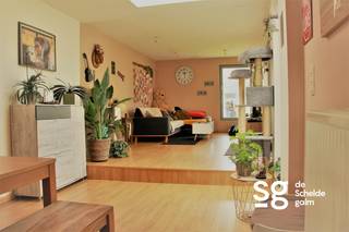 Vlakbij het centrum van Zingem, vinden we deze leuke en gezellige woning terug. De indeling is als volgt: bij binnenkomst een inkomhal met toegang...