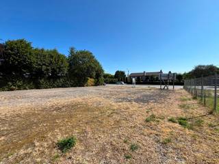 NIEUWE VOORWAARDEN!<br /><br />Uniek perceel bouwgrond van 1.500 m² (25m breed x 60m diep, aan 265€/m²) met in het verlengde een gelijklopend, aanpalende groenzone van 1.000 m² (25m breed x 40m diep aan 50€/m²) in residentiële omgeving, perfect rechthoekig. Gelegen op een uitstekende locatie schuin over villawijk Eikhofstraat en langs de verbindingsbaan Diksmuide-Ieper, biedt dit perceel tal van mogelijkheden (zoals vrije beroepen, dokters, advocaten, tandartsen, architecten, boekhouders, eveneens particulieren...).<br /><br />De aanpalende 1000 m² aan tuingrond kan bijgekocht worden voor €50.000.<br /><br />Voordelen van de locatie:<br /><br />1. Op 10km van de kust, 10km van de autosnelweg, en in vlotte verbinding naar de belangrijkste steden.<br /><br />2. Slechts 3 minuten met de auto naar het gezellige centrum van Diksmuide, met z'n grote Markt, talrijke horecazaken en winkels, openbaar vervoer, scholen en meerdere recreatieve activiteiten, sportbeoefeningen en ontspanning.<br /><br />3. Op 3km van het prachtige natuurreservaat de Blankaart, ideaal voor de natuurliefhebbers.<br /><br />4. Ook interessant als veilige belegging.