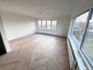 In de Sint-Servatiusstraat 92 te Diepenbeek bevindt zich dit hoogwaardig en volledig gerenoveerde (2025) appartement, waar comfort, ruimte en afwerking perfect samenkomen.<br />Het appartement telt drie ruime slaapkamers en straalt een hedendaagse elegantie uit dankzij de zorgvuldige renovatie met kwalitatieve materialen en een tijdloos interieur. Elke ruimte werd ontworpen met oog voor licht, rust en wooncomfort.<br /><br />Een uitzonderlijke meerwaarde is de grote privatieve garage met aansluitende berging, ideaal voor wie niet alleen veilig wil parkeren maar ook extra opslagruimte wenst zonder in te boeten aan esthetiek of gebruiksgemak.<br />De ligging combineert het beste van twee werelden: een rustige en aangename woonomgeving, met tegelijk een vlotte verbinding naar winkels, scholen, openbaar vervoer en belangrijke invalswegen.<br /><br />Troeven:
<ul>
<li>- Volledig en kwalitatief gerenoveerd</li>
<li>- 3 comfortabele slaapkamers</li>
<li>- Grote privatieve garage</li>
<li>- Praktische berging</li>
<li>- Rustige, doch centraal gelegen locatie</li>
</ul>
Dit appartement is de perfecte keuze voor wie op zoek is naar luxueus wonen zonder zorgen in het hart van Diepenbeek.<br />Benieuwd? Neem contact op via email naar olivier@eibo.be voor meer informatie of een bezichtiging!