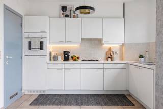 Dit appartement bevindt zich op de tweede verdieping van een kleinschalig gebouw in een rustige woonwijk, vlakbij het centrum van Stabroek.We...