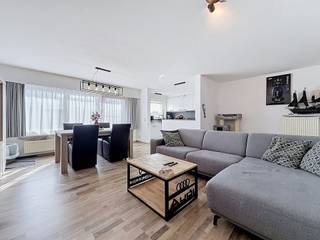 <span>Verkoopsconcept BEZOEK- en BIEDMOMENT</span><br />Meer uitleg hierover vind je onderaan de tekst (of op onze website www.dehuisleverancier.be).<br /><br />Op zoek naar een ruim en instapklaar appartement waar je rustig thuiskomt, geniet van een moderne afwerking én je wagen gewoon voor de deur kunt parkeren? <br /><br />Dan is dit appartement zeker een bezoek waard! Gelegen op de tweede verdieping van een kleinschalig gebouw uit 1993, biedt dit appartement een bewoonbare oppervlakte van ongeveer 95 m², met twee volwaardige slaapkamers en een aangename indeling die perfect aansluit bij het leven van vandaag. <br /><br />In 2021 werd het appartement grondig gerenoveerd, waarbij onder meer de badkamer, het gastentoilet, de vloeren en de ramen werden vernieuwd. De badkamer kreeg een eigentijdse uitstraling en ook de rest van het appartement voelt verzorgd, ruimtelijk en fris aan. Je hoeft hier dus niet meteen aan grote renovatiewerken te denken, maar kunt je vooral bezighouden met de leuke dingen: je interieur inrichten, vrienden uitnodigen en van je nieuwe thuis genieten. <br /><br />Ook buiten is er een kleine, aangename buitenruimte in de vorm van een balkon, ideaal om op een zonnige dag even een koffietje te drinken of na een drukke werkdag een frisse neus te halen. Een van de grote pluspunten van dit appartement is ongetwijfeld de privatieve garage, gecombineerd met een eigen oprit. Geen zoektocht naar een parkeerplaats na een lange werkdag en voldoende ruimte om je wagen veilig en comfortabel te parkeren. <br /><br />Bovendien geniet je hier van bijzonder lage gemeenschappelijke kosten van slechts € 50 per maand. De syndicus is een bewoner, wat zich vertaalt in beperkte vaste lasten en meer financiële ademruimte. <br /><br />Het gebouw beschikt niet over een lift, maar daar staat heel wat wooncomfort tegenover. De ligging is bovendien een echte troef. Je woont hier in een rustige residentiële omgeving in Rumst, weg van de dagelijkse drukte, terwijl je toch uitstekend verbonden bent met de omliggende steden. Dankzij de vlotte aansluiting op de A12 en de nabijgelegen E19 bereik je Antwerpen en Brussel gemakkelijk met de wagen. Ook Mechelen, Boom en Kontich liggen binnen handbereik, wat deze locatie bijzonder interessant maakt voor wie in de stad werkt, maar thuis liever geniet van een rustigere woonomgeving. <br /><br />In de buurt vind je bovendien verschillende winkels, scholen en andere dagelijkse voorzieningen, zodat je voor je dagelijkse boodschappen of praktische verplaatsingen niet ver hoeft te zoeken. Ook wie graag buiten komt, kan in de ruimere omgeving terecht voor een wandeling of een fietstocht, onder meer langs de Rupel of in het groene recreatiegebied De Schorre. <br /><br />Dit appartement is dan ook een interessante keuze voor alleenstaanden of jonge koppels die op zoek zijn naar hun eerste eigen stek, maar evengoed voor wie bewust kleiner wil wonen zonder in te boeten aan ruimte en comfort. <br /><br />De combinatie van twee ruime slaapkamers, een recente renovatie, een garage met eigen oprit, een rustig gelegen woonomgeving en lage maandelijkse kosten maakt dit een bijzonder praktische woonoplossing. Een verzorgd appartement met een aangename sfeer, waar je meteen je eigen verhaal kunt schrijven.<br /><br />Dit is niet wat je zoekt ? Al gehoord van AANKOOPBEGELEIDING ?   Wij zoeken, bezoeken en onderhandelen mee met jou voor eigendommen die worden aangeboden door particulieren, andere makelaars of eigendommen die zelfs (nog) niet te koop staan?<br /><br />Vraag meer informatie over aankoopbegeleiding via welkom@dehuisleverancier.be of 0489/069.000<br /><br />de Huisleverancier : Persoonlijk, voor iedereen Service, Kwaliteit en Vertrouwen !<br /><br />Verkoopsconcept BEZOEK- en BIEDMOMENT<br />Bezoeken zijn mogelijk op vrijdag 23 oktober van 13u00 tot 15u30 en van zaterdag 24 oktober van 10u00 tot 13u00.<br /><br />De verkoop sluit af op het BIEDmoment, woensdag 28 oktober 2026 om 12u00, dan worden de enveloppes met biedingen geopend. Het volledig reglement van het Bezoek- en Biedmoment krijg je bij een bezoek ter plaatse.<br /><br />Opgelet, de aangegeven prijs is een richtprijs en je kan deze woonst enkel op afspraak bezoeken (mail via welkom@dehuisleverancier.be of bellen/sms/whatsapp op het telefoonnummer 0489/069.000 of rechtstreeks via website www.dehuisleverancier.be).